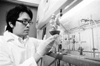 化學系博士生陳威宏經常在實驗室一待就是10多個小時，一次一次不斷地實驗，因此獲得不斐的研究成果，並從中發現樂趣。（圖�洪翎凱）