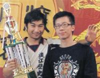 歷史系奪下「史學盃」男排冠軍，隊長葉誠傑（右）興奮地與MVP孟祥霆（左）合照。