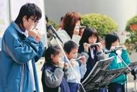 口琴社與國小學童一起帶來的精采表演，悠揚的琴聲讓圍觀師生頻頻稱讚。（圖�黃士航攝）