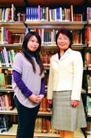 本校資圖系副教授宋雪芳（右）及數學四陳筱蓉（左），分別榮獲教育部服務學習績優教師、學生。（攝影�黃士航）