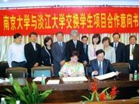 校長張家宜（前左）上週率領行政參訪團參訪南京大學，並與南京大學校長陳駿（前右）簽署「學生交流意向書」。（圖�國交處提供）