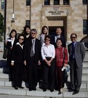 Vice President for Administrative Affairs, Kao Po-Yuan led other 7 members to visit campus of University of Queensland, and took a picture with the staff of international affair, Liz Simmonds.