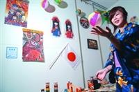 僑生輔導組和華僑同學會聯合主辦的僑居地文物展，也展出日本特色童玩。（攝影�黃士航）