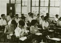 民國52年，學生穿著制服在宮燈教室上課，和現今同學上課的情景大不同。