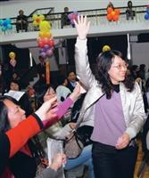校友翁欣怡（右一）於十五日參加在學生活動中心舉辦的春之饗宴，非常幸運地抽中頭彩，高興地接受眾人歡呼。（攝影�黃士航）