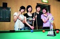 江若瑜（左一）、朱瑋莉（左二）、黃育箖（左三）、王善諭（右一）聯手，參加「97學年度全國大專院校撞球錦標賽」，拿下女子團體組冠軍。（攝影�陳怡菁）