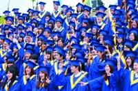 蘭陽校園於5日舉辦畢業典禮，223名畢業生穿上蘭陽特有的藍袍學士服合照，學成的興奮與喜悅溢於臉上。（攝影�陳怡菁）