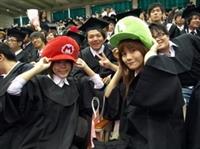 畢業生展現創意，自備瑪莉歐、獅子等樣式的「專屬學士帽」，在校園內特別顯眼。（攝影�張豪展、劉瀚之）