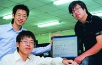 李秉諺（左下）、廖宏吉（右）、廖程楷（左上）獲「2009年度程序設計競賽」亞軍。（攝影�曾煥元）