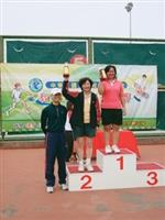 本校教職員參加「大專院校97年教職員工網球錦標賽」，拿下女子乙組亞軍，體育室教學組組長蕭淑芬（中）開心地代表領獎。（圖�體育室提供）