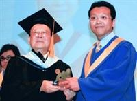 創辦人張建邦頒發傑出獎給政經系畢業生王仁成，表揚其在校的優異表現。（攝影�嘉翔）
