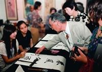 日本書道協會成員赤羽稔章（右前）6日蒞校，與學生切磋書法創作。（攝影�曾煥元）