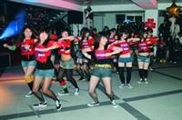 蘭陽校園舉辦一年一度的聖誕晚會，同學們在舞會上熱舞、狂歡。