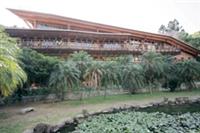 台北市立圖書館北投分館，是台灣首座綠建築圖書館，建築物均以木材為主，成功地與大自然融為一體，宛如世外桃花源一般。（圖�嘉翔攝）