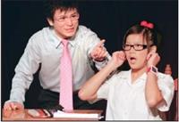 在「課堂驚魂」的戲碼中，日研所碩二廖晨志（左）飾演教授，對於由企管二許雅婷（右）飾演的學生上課分心，極度歇斯底里，表情誇張，戲劇張力十足。（圖�陳振堂攝）
