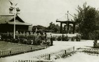 民國40年代，花木初植，覺軒花園附近的宮燈教室尚未建起，圖為自覺軒花園照過去的景色。