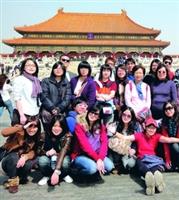 本校外語學院師生在北京故宮博物院外合影。（圖�德文系提供）