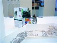 右圖為建築系師生獲獎作品《Spatial Limbo》，在鹿特丹建築雙年展展場中庭的裝置，簡要呈現設計的影像和資訊。（圖�曹羅羿提供）