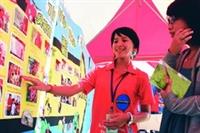 柬埔寨志工服務隊，在海報街分享服務成果並解說展出內容。（攝影�曾煥元）