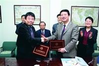 1月11日，創育中心主任蕭瑞祥（左前一）與北京賽歐科技園孵化中心有限公司總經理梅春才（右二）簽訂協議書，將來對台灣中小企業擴展大中華地區市場很有幫助。（攝影�林奕宏）