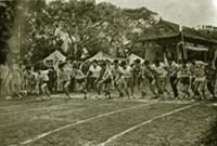 二十週年淡江文理學院院慶舉辦萬米賽跑，當時的操場和現在的情景差異很大。
