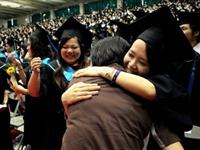 畢業生與師長親人相擁，分享畢業的喜悅與感動。