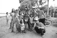 李青芳（右前一）去年前往柬埔寨，擔任服務學習團隊長，柬埔寨孩童純真的笑顏，讓他難忘。（照片�李青芳提供）