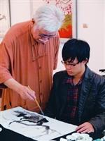 文錙藝術中心主任李奇茂親自示範，指導聽障畫家作畫。（圖�劉瀚之）
