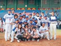 本校奪下全國大專院校棒球聯賽亞軍，高興地與獎盃合影。