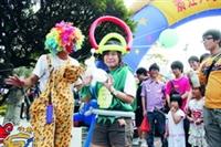 於7日舉行的蛋捲節氣氛熱絡，在海報街表演折氣球的小丑帶來許多歡笑。（攝影�張豪展）