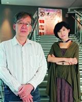 建築系副教授黃瑞茂（左），及本校文錙藝術中心策展人楊靜宜（右），獲選為淡水最具特色藝文創作者。（攝影�王文彥）
