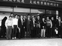 物理系於2000年11月2、3日在驚聲國際會議廳舉辦「尖端科學國際研討會」，邀請14名國際知名科學家發表最新尖端學術研究成果，其中包括兩位諾貝爾得主，分別為1976年獲得諾貝爾物理獎的丁肇中博士，以及1986年獲得諾貝爾化學獎的李遠哲博士。（圖�物理系提供）