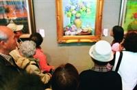 由文錙藝術中心協辦的「臺北縣美術家大展」，上月25日展出多件油畫作品，吸引許多師生、遊客前往參觀。（攝影�　　嘉翔）