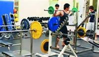 體育館重量訓練室（SG323）設有跑步機、交叉訓練器、腰部旋轉機、腿機等共18種重量訓練器材。