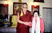 西藏研究中心主任吳寬於上月17日拜會達賴喇嘛，達賴對於本校率先研究西藏文化，表示相當欣慰。（圖/吳寬提供）