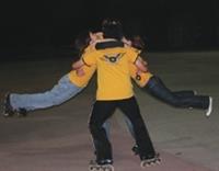 ▲溜冰社同學表演「飛天臭豆腐」這項特技，以4個人圍成一個小圈，轉轉轉，之後兩個人兩腳離地旋轉，是十分高難度的演出。（溜冰社提供）