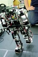 電機系機器人足球系統實驗室所研發的人型機器人，至今已進入第三代，可以像人類一樣以雙腳行走，是現場比賽中唯一沒有摔跤跌倒的。（記者邱湘媛攝影）
