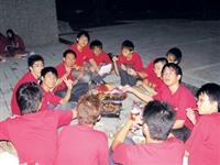 蘭陽新生們穿著學校發給的紅色制服，在涼涼秋風中享受烤肉的樂趣。（蘭陽校園提供）