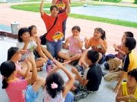淡江嚕啦啦暑期赴苗栗縣新英國小服務，社員和小朋友在各項遊戲中同樂。