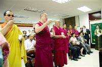 西藏研究中心上週五舉行成立茶會，邀請9名藏傳佛教喇嘛仁波切進行灑淨儀式，為淡江祈福。該中心是由前校長張紘炬發起，為全台第一個專研西藏文化的重鎮。（攝影/馮文星）