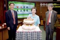 行政會議召開百次，校長張家宜（中）切雙層蛋糕慶祝，副校長馮朝剛（左）、高柏園（右）一旁同慶。（攝影�馮文星）