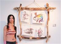 淡水在地藝術家百件作品聯展聯誼茶會，藝術家吳心荷與她的作品「淡水情」合影。