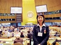 謝舒妃於聯合國大會堂留影。