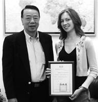 柯安娜奪得第34屆國際友人中國話演講比賽冠軍，&lt;br&gt;與華語中心主任李德昭分享她的喜悅。