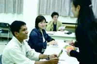 本校為外籍生開設中文課，印度籍物理系博士生艾拉夫（左一）正在練習正確的中文發音。（攝影/練建昕）