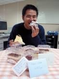 蕭啟漢是會計系唯一的男助教，在「會半月」活動中，展現超強人氣，每天都收到不少同學們捎來的蛋糕。（攝影陳震霆）