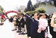 參與遊園的畢業生，走過寫有「浩浩淡江，萬里通航」的拱門，熱情的揮手向師長們道別。
