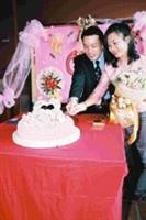 校友黃振邦和林超君在僑輔組的精心安排下，在覺軒完成證婚儀式，一同切下愛的蛋糕分享他們的甜蜜。（記者陳國良攝影）