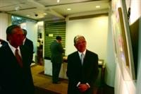 創辦人張建邦博士（右一）與愛好藝術的世華銀行董事長汪國華校友（左一），共同欣賞文錙藝術中心的展覽。（攝影/練建昕）