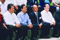 馬紹爾群島共和國諾特總統(左一)伉儷，在陳水扁總統親自陪同下，聆聽本校合唱團(下圖)同學的演唱及國樂社的演奏，創辦人張建邦(右二)、校長張紘炬亦全程陪同。